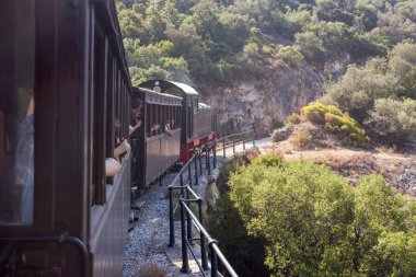 Yunanistan. Pelion. 08.01.2021. Turist, ünlü, gezgin, eski tren, güneşli bir yaz gününde dağlarda yol alır. 