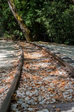 Güneşli bir yaz gününde istasyondaki eski metal raylar (Yunanistan)