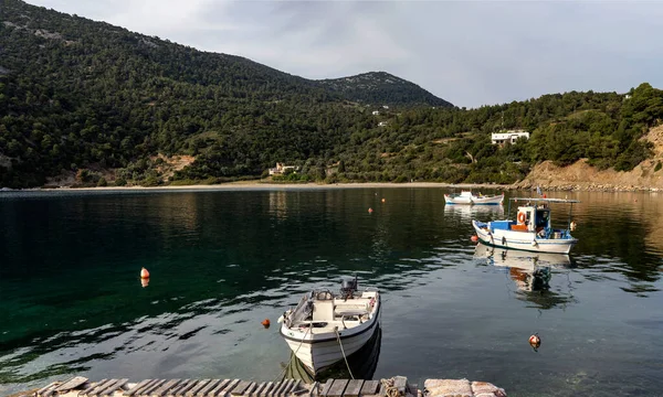 Scenic View Fishing Boats Pier Backdrop Sea Mountains Greece Skyros — Foto Stock