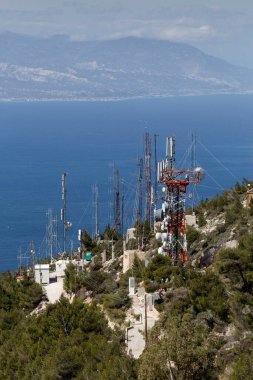 Telekomünikasyon donanımları ve denize karşı dağlarda mobil iletişim için donatım