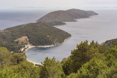 Yüksek dağların panoramik manzarası ve güneşli bir bahar gününde uçurumdan geniş deniz manzarası (Skyros Adası, Yunanistan)
