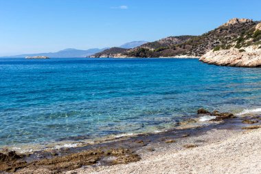 Güneşli bir yaz gününde (Salamina Adası, Yunanistan) uzaktaki dağların ve denizin güzel panoramik manzarası).