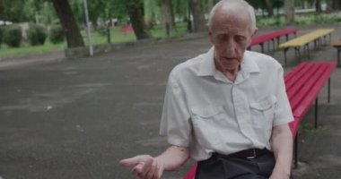 İyi bir kıdemli adamın arkadaşlarıyla boş zamanlarında zihinsel sohbet etmesi görüntüsü.