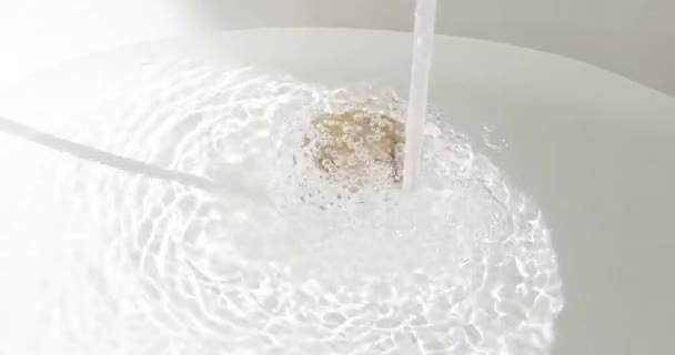 Llenando un lavabo con agua corriente, la mano humana retira el tapón y fluye — Vídeo de stock