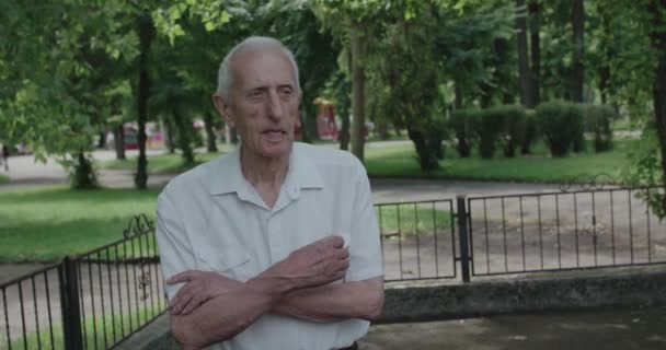 Portrét staršího muže se zkříženýma rukama a zamyšleně hledícího do kamery — Stock video