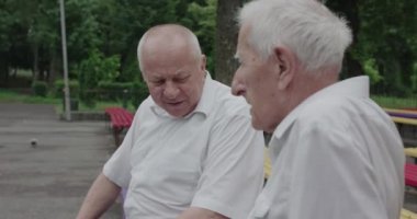 İki hoş yaşlı adam parkta buluşurken eğleniyorlardı.