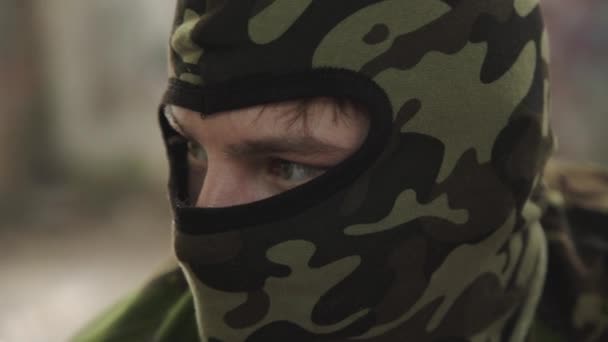 Retrato de soldado en máscara de camuflaje se ve saide en ruinas — Vídeo de stock