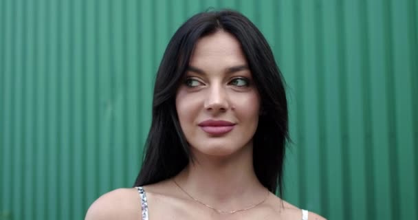 Portret van aantrekkelijke brunette flirt op camera met schattige glimlach — Stockvideo