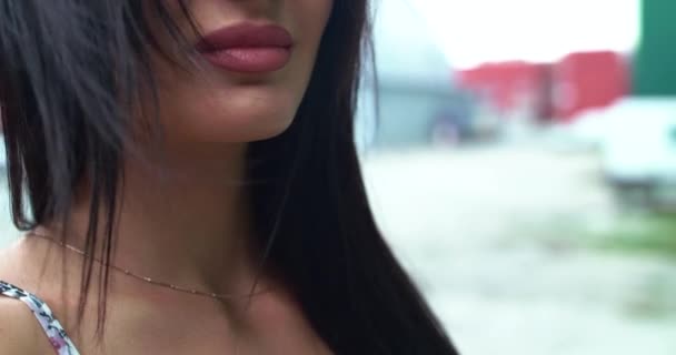 浓密的黑发，飘散的头发，赤裸的肩膀，诱人的嘴唇 — 图库视频影像