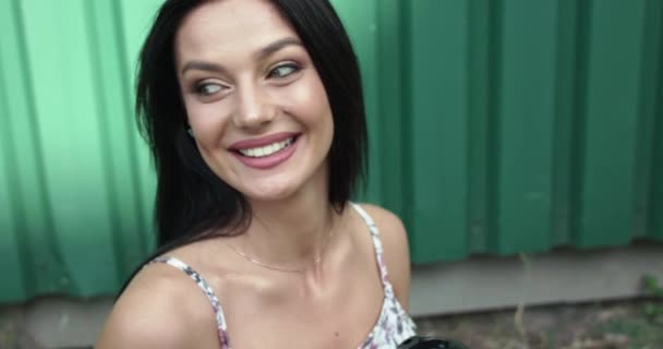 Portret absolutnie szczęśliwy uśmiech ładnej dziewczyny na zewnątrz — Wideo stockowe