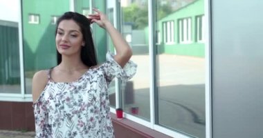 Mutlu esmer, tokayı çıkarır ve dışarıda saçlarını sallar.