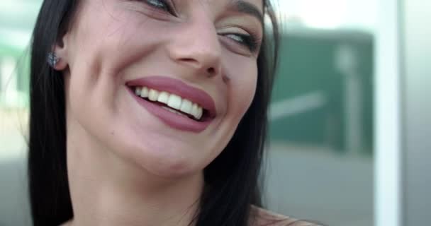 Close portrait of absolutely happy smile of attractive brunette outdoors — 图库视频影像