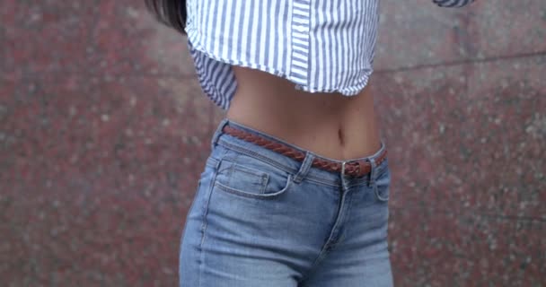 Vista di parte del corpo femminile, lei mettendo mano in una tasca pantaloni jeans — Video Stock