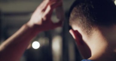 Yakından bakınca kulaklık takan bir adam var.