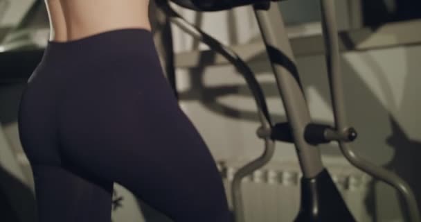Στενή θέα των γυναικείων φουσκωμένων γλουτών κατά τη διάρκεια της εργασίας έξω για spin bike στο γυμναστήριο — Αρχείο Βίντεο