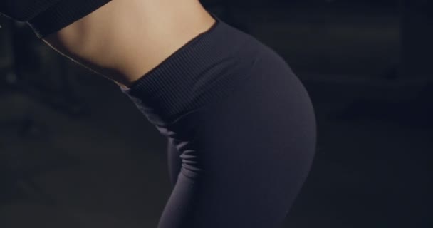 Vista laterale della donna sportiva durante l'allenamento sollevamenti delle gambe in palestra — Video Stock