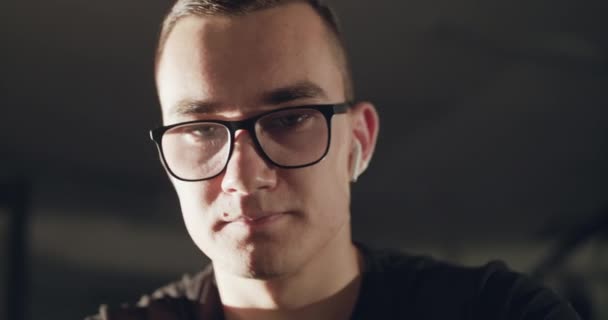 Portrett av mann med briller på treningssykkel under arbeid i treningssenter – stockvideo
