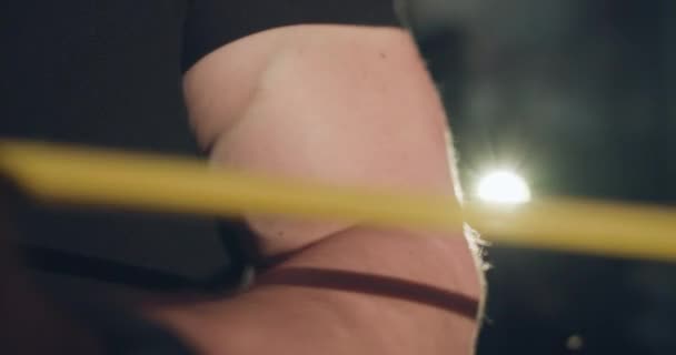 Στενή άποψη του αρσενικού φουσκωμένου βραχίονα με φλέβες κατά τη διάρκεια τραβώντας βρόχο με το χέρι στο γυμναστήριο — Αρχείο Βίντεο