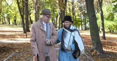 Mutlu, evli bir çift el ele tutuşup eğleniyor.