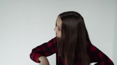 Tatlı kız siyah saçlarını, beyaz geçmişini tarıyor.