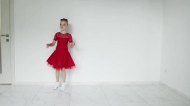 Yüksek topuklu bir kızın tüm vücut adımları.