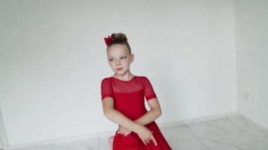 Kız elini çapraz yapar ve dans ederek kaldırır.