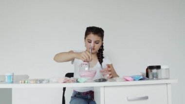 Kız sonunda sümüğünü kâseye karıştırıyor.