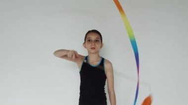 Kurdeleli bayanın ritmik dans hareketleri.