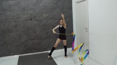 Siyah arka plandaki liseli kızın tembelliği