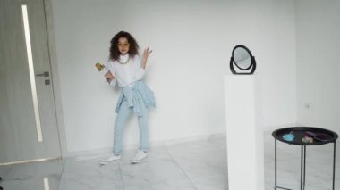 Stüdyoda genç bir bayanın yaratıcı pozu