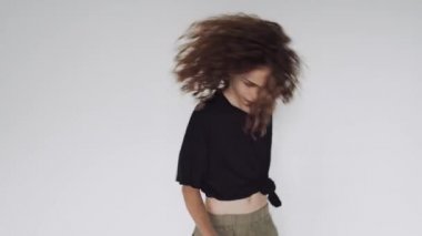 Kapalı kız odada dans ediyor.