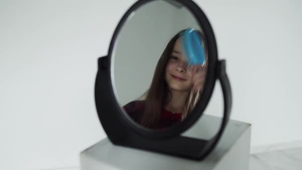 Obrázek dívky v morroru, modrý kartáč na vlasy — Stock video