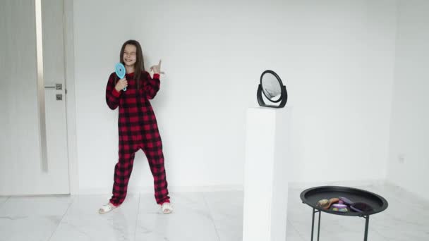 Молода леді показує, як танцювати в її спальні — стокове відео