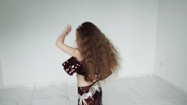 Träningsdanser av förtjusande tjej i studion — Stockvideo