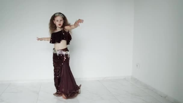 Gadis muda yang keren menunjukkan beberapa gerakan tariannya — Stok Video