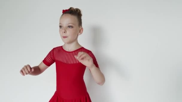 Αργές κινήσεις του κοριτσιού, σηκώνοντας τα χέρια της ψηλά — Αρχείο Βίντεο