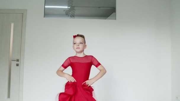 Focused lady in red dress shows some dance movements — Vídeo de Stock