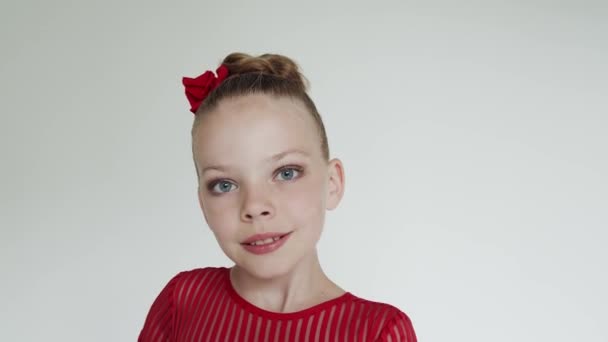 Vackert leende av ung dam i rött — Stockvideo