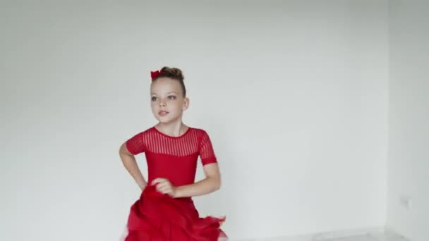 Fille danse sur un studio, corps dur se déplace — Video