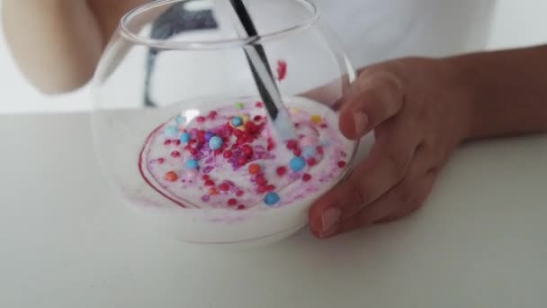 Close up view of girls hands who make a colourful slime — ストック動画