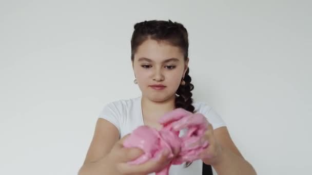 Dziewczyna wyciąga z miski różowy szlam — Wideo stockowe