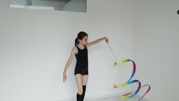 Mooi jong meisje oefenen haar moves met lint — Stockvideo