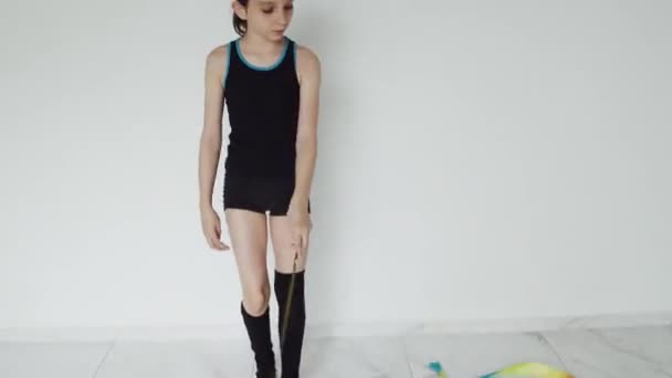 Κορίτσι με αθλητικά ρούχα κάνει κίνηση με κορδέλα — Αρχείο Βίντεο