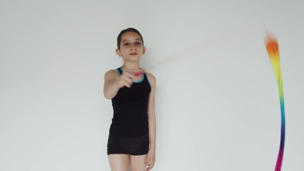 Spor elbiseli kızlar kurdelelerle ritmik jimnastik dansı yapıyorlar. — Stok video