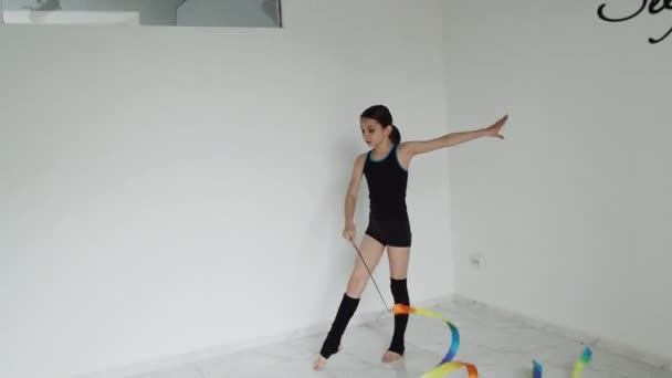 Chica concentrada en su actuación con cinta de colores — Vídeo de stock