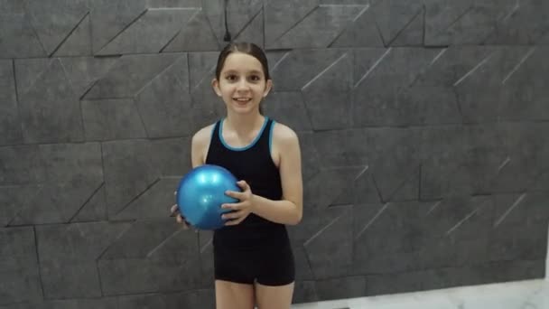 Gros plan fille marche avec boule sur fond noir — Video