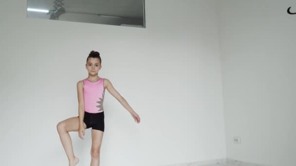 Kaukázusi fiatal hölgy rózsaszín és fekete sportruhában — Stock videók