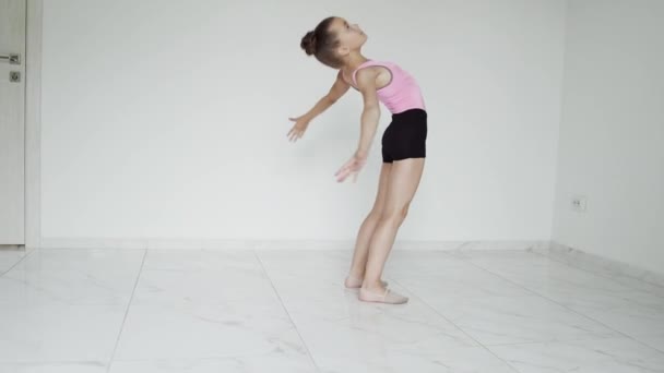 Повільний рух дівчини, яка робить розкол — стокове відео