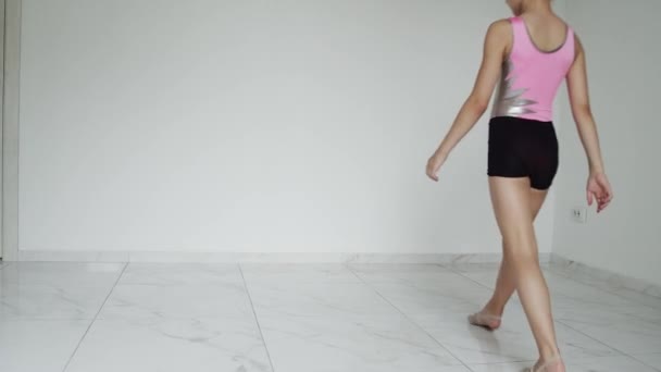 Girl walks and then do the split on the floor — Stock Video