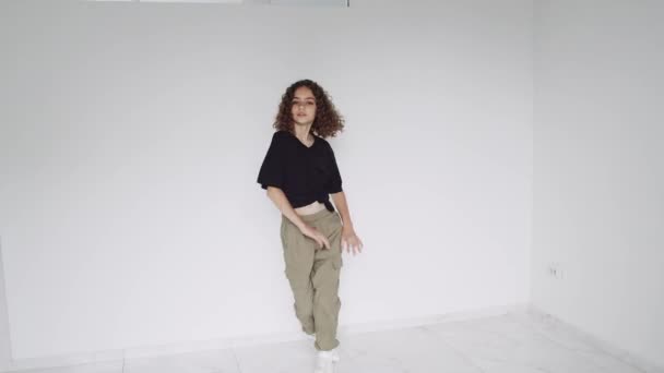Κορίτσι με καστανά σγουρά μαλλιά χορεύει στο στούντιο, — Αρχείο Βίντεο